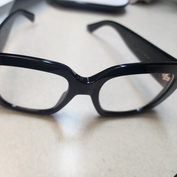 Gucci Glasses - Picture 3 of 6